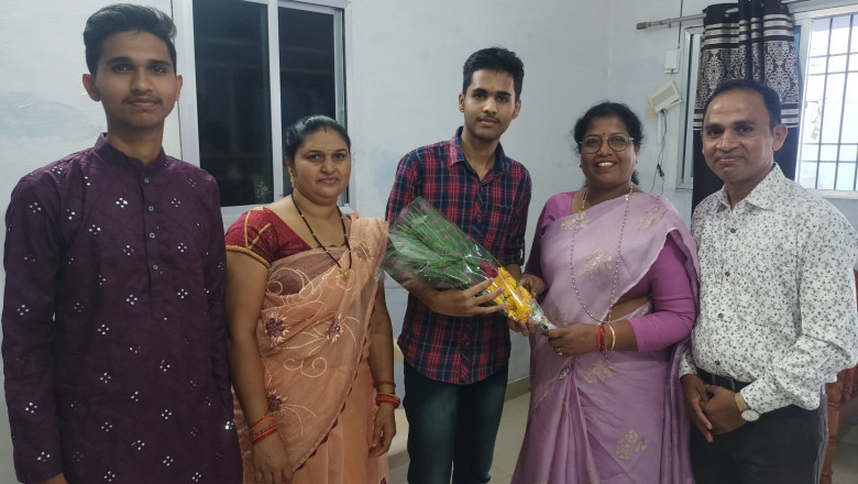 स्वामी आत्मानंद अंग्रेजी माध्यम के कक्षा 12वीं मैथ्य विष्य 91.6 प्रतिशत एवं जिले मंे 6वॉ स्थान प्राप्त करने पर तनिश कुमार साहू को महापौर ने दी बधाई