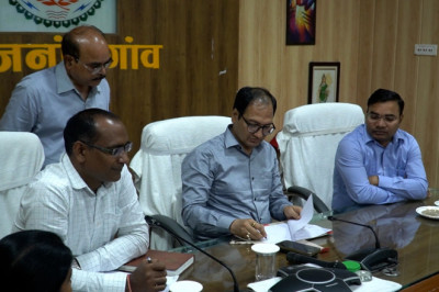 कलेक्टर की उपस्थिति में देशी, विदेशी, कम्पोजिट मदिरा की फुटकर दुकानों के व्यवस्थापन के लिए निविदा खोले जाने की प्रक्रिया प्रारंभ