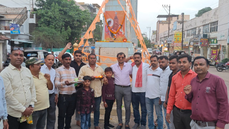 कर्मा चौक सुपेला में खिचड़ी का वितरण किया गया