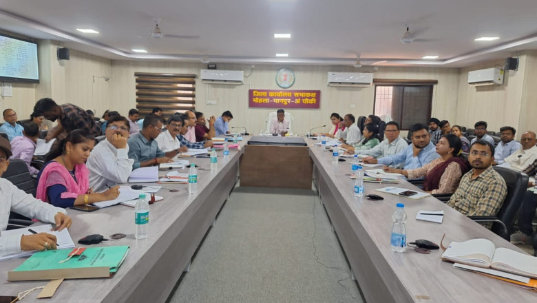कलेक्टर ने की लंबित प्रकरणों की समीक्षा शीघ्र निराकरण करने के दिये निर्देश
