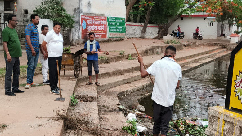 आयुक्त लोकेश चन्द्राकर ने शीतला तालाब की देखी सफाई व्यवस्था,अच्छी सफाई पर किया संतोष व्यक्त: