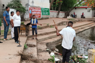 आयुक्त लोकेश चन्द्राकर ने शीतला तालाब की देखी सफाई व्यवस्था,अच्छी सफाई पर किया संतोष व्यक्त: