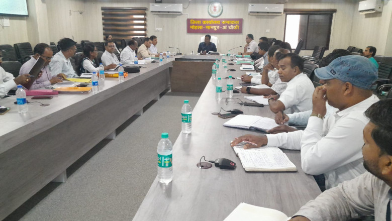 कलेक्टर एस जयवर्धन ने ली स्कूल शिक्षा विभाग की विभागीय समीक्षा बैठक