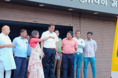संभागायुक्त एवं कलेक्टर ने किया अधिकारियों के साथ निगम क्षेत्र के दुकानों का निरीक्षण,