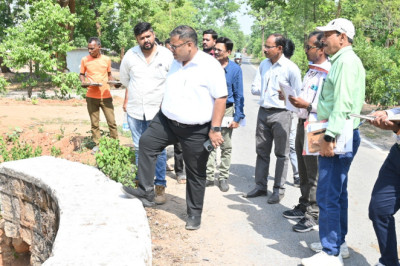 कलेक्टर दीपक अग्रवाल ने छुरा विकासखंड के विभिन्न गांवों के निर्माण कार्यों का किया निरीक्षण