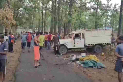 डिवाइडर से टकराकर पलटी पिकअप, 40 लोग थे सवार, हादसे में कई घायल...