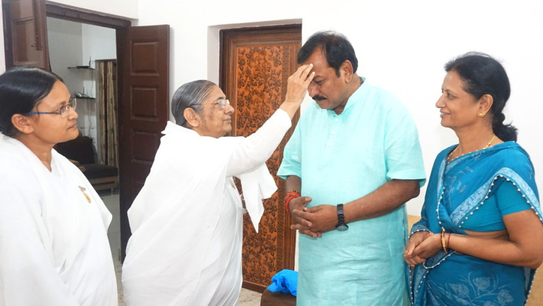 भिलाई सेवाकेंद्रों की निदेशिका ब्रह्माकुमारी आशा दीदी के द्वारा विजई सांसद विजय बघेल को शुभकामनाए दी