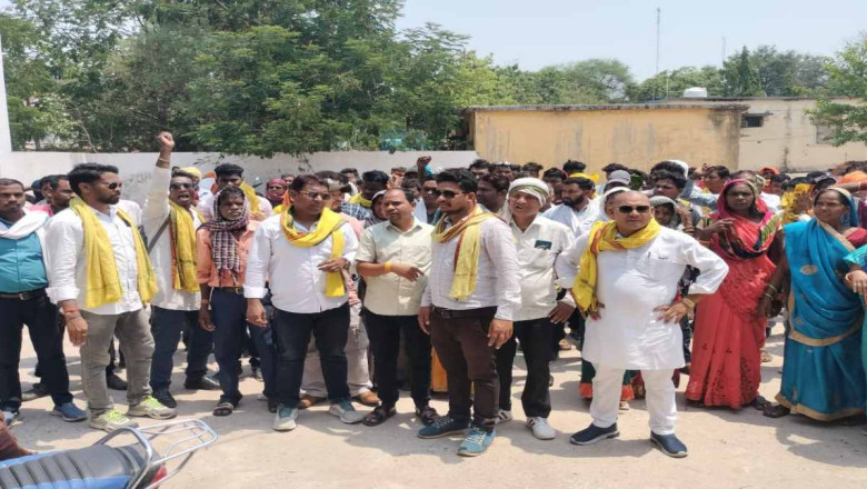 जमीन विवाद : कोटवार ने दो आदिवासी महिलाओं को ट्रैक्टर से कुचला, ग्रामीणों ने किया थाने और एसडीएम दफ्तर का घेराव, कार्रवाई की मांग पर अड़े...
