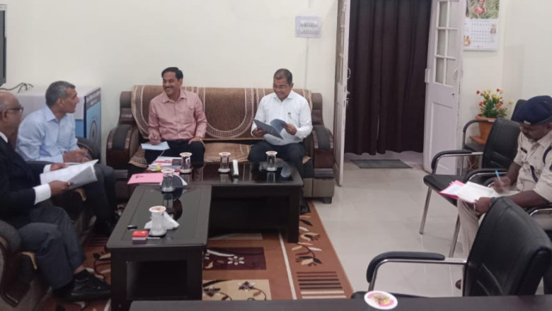 नेशनल लोक अदालत में राजस्व प्रकरण निपटाने हेतु कलेक्टर से की गई चर्चा