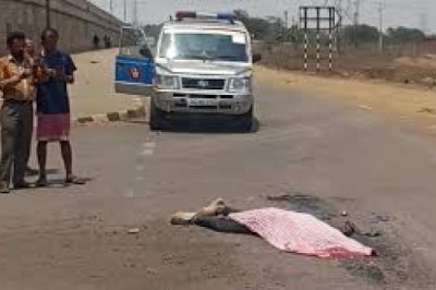 ट्रेलर ने बाइक सवार को मारी इतनी जोरदार टक्कर की सिर हो गया धड़ से अलग , कटा सिर 20 फीट दूर जा गिरा...