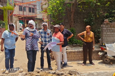 वार्ड 30 के घरों में पानी प्रेशर की जांच करने निकले अफसर,लोगो से ली जानकारी: