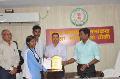 कलेक्टर ने बोर्ड परीक्षा में जिले में अव्वल रहे विद्यार्थियों का किया सम्मान