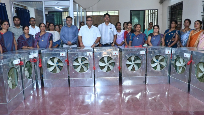 जन सहयोग से आंगनबाड़ी केन्द्रों के लिए मिले 20 कूलर कलेक्टर अग्रवाल ने आंगनबाड़ी कार्यकर्ताओं को सौंपे कूलर
