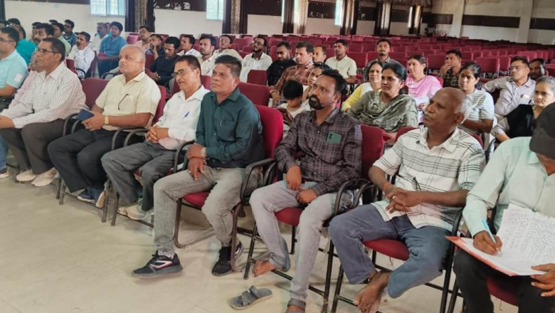 कलेक्टर ने ली व्यायाम शिक्षकों की बैठक - शिक्षा विभाग के अधिकारियों को खेल मैदान एवं खेल सामग्री उपलब्ध कराने के दिए निर्देश...