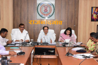 चिन्हांकित ग्रामों में जल संरक्षण एवं पौधरोपण के लिए विशेष कार्य करने की आवश्यकता - कलेक्टर