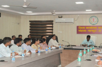 लंबित राजस्व प्रकरणों को लेकर कलेक्टर की राजस्व अधिकारियों को सख्त हिदायत