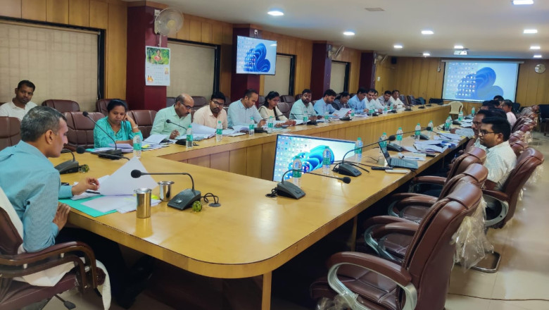 कलेक्टर ने ली राजस्व अधिकारीयों और विभागीय कामकाज की समीक्षा बैठक