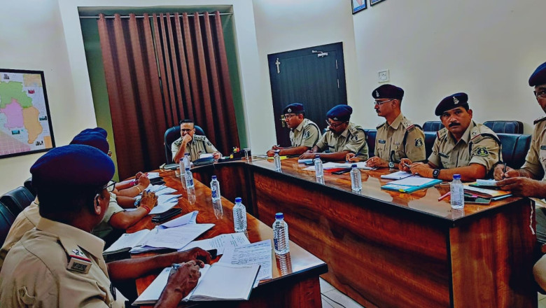 पुलिस महानिरीक्षक दुर्ग रेंज राम गोपाल गर्ग ने रेलवे सुरक्षा बल के अधिकारियों के साथ की बैठक ।