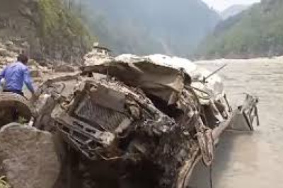 उत्तराखंड के बद्रीनाथ हाईवे पर टैंपो ट्रैवलर बेकाबू होकर अलकनंदा नदी में गिरी,10 की मौत