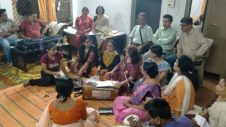 भिलाई शहर भव्य संगीत संध्या का नवगठित संगीत समूह सुर-ओ-बानी द्वारा विद्रोही कवि काजी नजरुल इस्लाम को उनके द्वारा लिखे गए गीतों और कविता पाठ के माध्यम से हुडको कालीबाड़ी में श्रद्धांजलि अर्पित किया गया