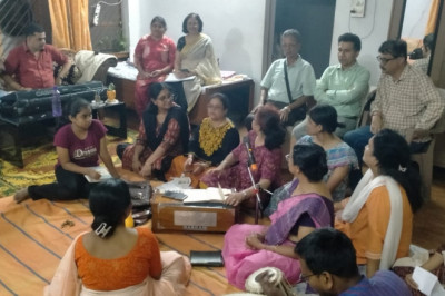 भिलाई शहर भव्य संगीत संध्या का नवगठित संगीत समूह सुर-ओ-बानी द्वारा विद्रोही कवि काजी नजरुल इस्लाम को उनके द्वारा लिखे गए गीतों और कविता पाठ के माध्यम से हुडको कालीबाड़ी में श्रद्धांजलि अर्पित किया गया