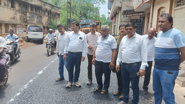 महापौर धीरज बाकलीवाल ने किया डामरीकरण कार्य निरीक्षण के दौरान,क्वालिटी बेहतर रखने दिये सख्त निर्देश...