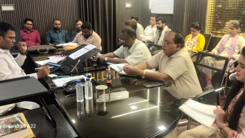 आयुक्त ने तकनीकि अधिकारियों की बैठक में स्वीकृत निर्माण कार्य प्रारंभ करने, वृक्षारोपण के लिये गड्ढा खोदने तैयारी करने के दिये निर्देश