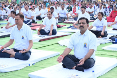 दशम अंतर्राष्ट्रीय योग दिवस रविशंकर स्टेडियम दुर्ग में आयोजित योगा कार्यक्रम में शामिल हुए उप मुख्यमंत्री शर्मा