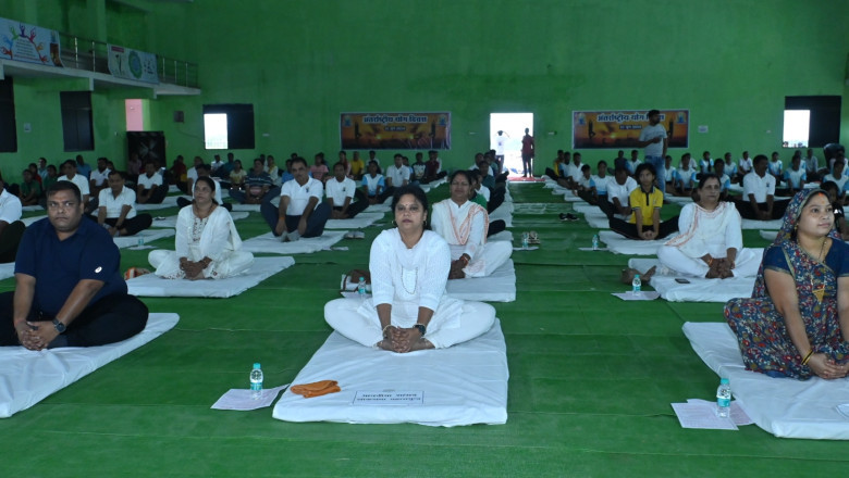 योग को अपने दैनिक दिनचर्या का हिस्सा बनाएं - सांसद  चौधरी सांसद  रूपकुमारी चौधरी की उपस्थिति में किया गया सामूहिक योगाभ्यास
