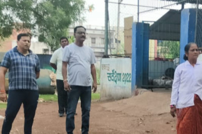 कमिश्नर के शहर दौरा के दौरान:नाली में कचरा डालने वाले कलकत्ता स्वीट्स,को देना पड़ा जुर्माना...