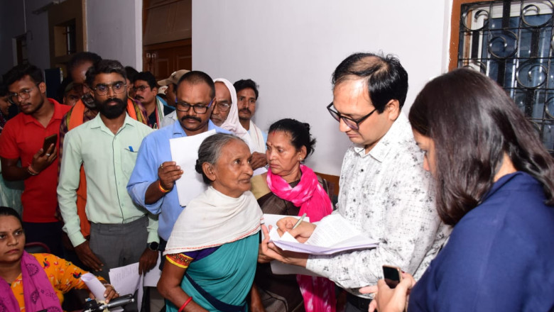 कलेक्टर ने संवेदनशीलतापूर्वक जनदर्शन में लोगों की समस्याएं एवं शिकायतें सुनी...