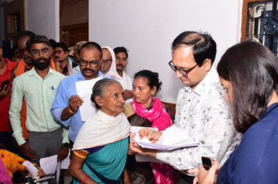 कलेक्टर ने संवेदनशीलतापूर्वक जनदर्शन में लोगों की समस्याएं एवं शिकायतें सुनी...
