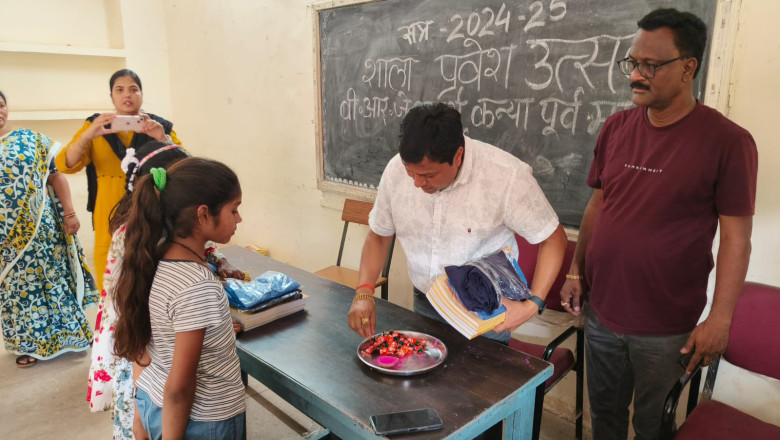 स्कूल चले हम अभियान:आयुक्त ने तिलक लगाकर छात्राओं को प्रदान की पुस्तकें,बोले जीवन भर साथ देती है शिक्षा की अमूल्य निधि...