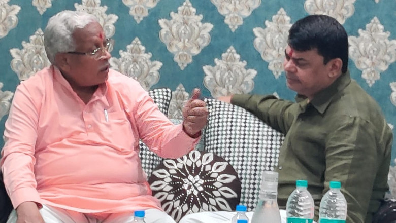 उप नेता प्रतिपक्ष दया सिंह के घर पहुंचे पूर्व संगठन महामंत्री रामप्रताप सिंह, भेंट की भोले बाबा की तस्वीर...