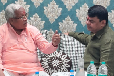 उप नेता प्रतिपक्ष दया सिंह के घर पहुंचे पूर्व संगठन महामंत्री रामप्रताप सिंह, भेंट की भोले बाबा की तस्वीर...
