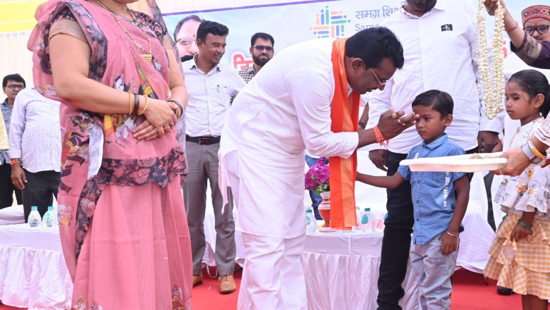 विधायक रोहित साहू ने तिलक लगाकर एवं मिठाई खिलाकर नवप्रवेशी बच्चों का किया स्वागत