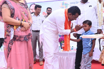 विधायक रोहित साहू ने तिलक लगाकर एवं मिठाई खिलाकर नवप्रवेशी बच्चों का किया स्वागत