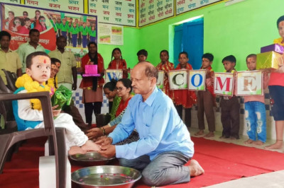 छुट्टियों के बाद खुले परिषदीय स्कूल, पांव पखार कर बच्चों का किया गया स्वागत...