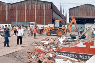 ग्रीन बेल्ट हेतु आरक्षित भूमि से अतिक्रमण हटाया - निगम भिलाई का दल,