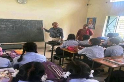 जिला शिक्षा अधिकारी ने 10 विद्यालयों का किया औचक निरीक्षण