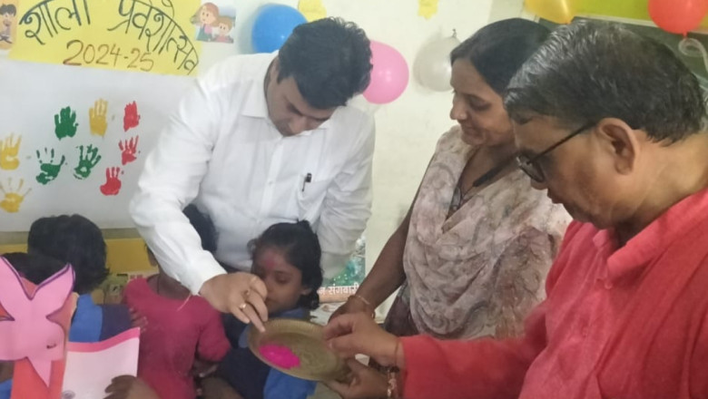 हंसते-खेलते स्कूल पहुंचे बच्चे, महापौर धीरज बाकलीवाल ने तिलक लगाकर किया बच्चों का स्वागत: