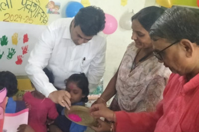 हंसते-खेलते स्कूल पहुंचे बच्चे, महापौर धीरज बाकलीवाल ने तिलक लगाकर किया बच्चों का स्वागत: