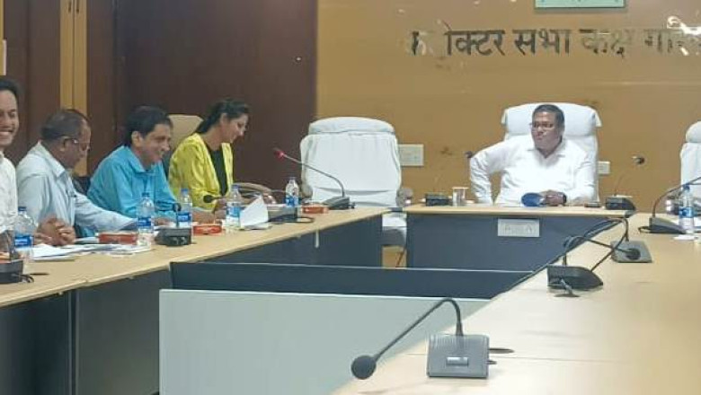 कलेक्टर अग्रवाल ने बैठक में कौशल विकास योजनाओं की समीक्षा की