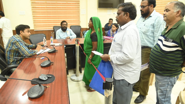 नाली से अवैध कब्जा हटवाने वार्डवासियों ने दिया आवेदन  प्रधानमंत्री आवास योजना का लाभ दिलाने गरीब विधवा ने लगाई गुहार जनदर्शन में प्राप्त हुए 150 आवेदन