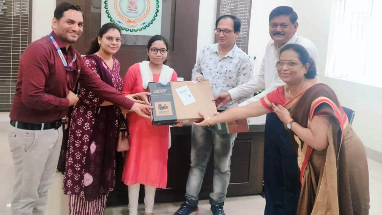 कलेक्टर ने कुमारी चांदनी को 12वीं की परीक्षा में जिले में प्रथम स्थान प्राप्त करने पर प्रदान किया लैपटॉप...
