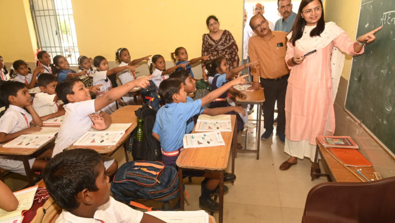 स्कूल निरीक्षण पर पहंुची कलेक्टर,  दिखी टीचर की भूमिका में, विद्यार्थियों से पूछे सवाल