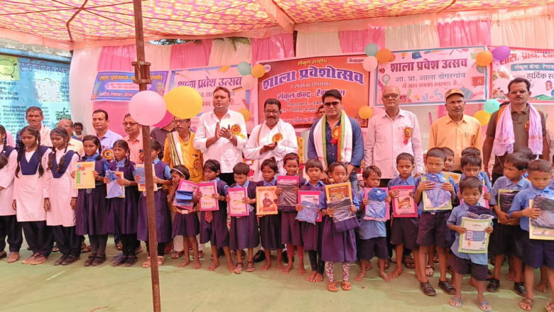 विधायक भोलाराम साहू ने तिलक लगाकर किया बच्चों का स्वागत,खिलाई मिठाई