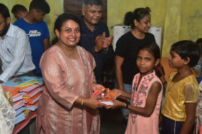 शिक्षा अभियान में बालिकाओं को पाठ्य सामग्री दी जीई फाउंडेशन ने