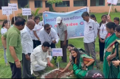 महापौर धीरज बाकलीवाल ने शिक्षा समिति के सदस्यों के संग घनश्याम सिंह आर्य कन्या महाविद्यालय में  फलदार पौधे का वृक्षारोपण किया: