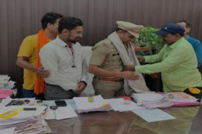 भिलाई: रूआबांधा गर्भवती गाय मामले में पुलिस की उत्कृष्ट कार्य के लिए छत्तीसगढ़ राज ठेठवार यादव समाज भिलाई नगर द्वारा भिलाई नगर थाना प्रभारी का किया गया सम्मान....